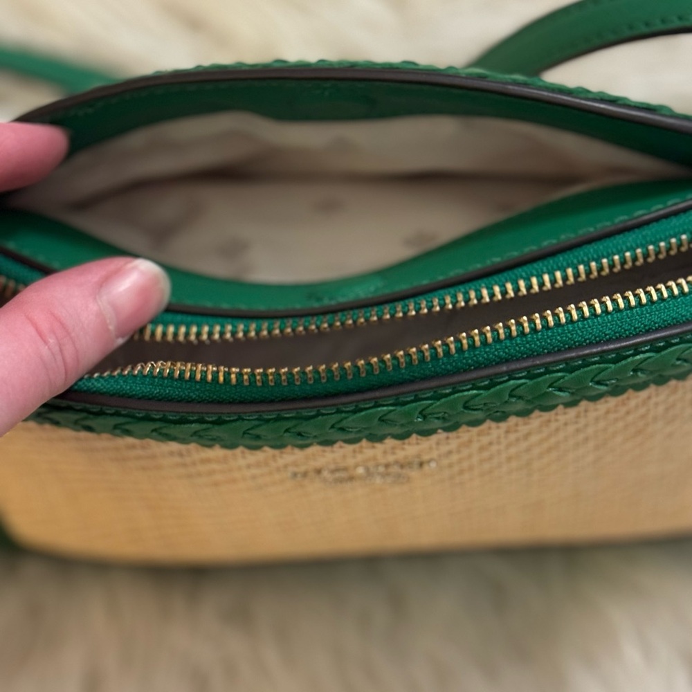 🆕NWT🆕 Kate Spade Straw Dome Crossbody with Green Bean Saffiano Leather Trim!💚 - Picture 4 of 7